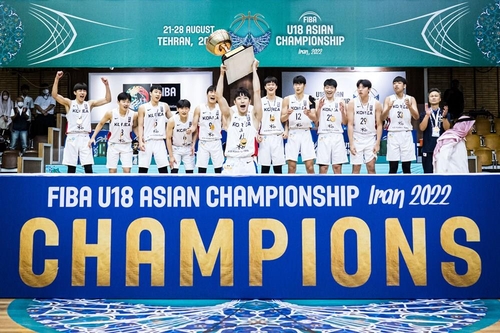 우승 트로피를 들어 보이는 한국 선수단. FIBA 인터넷 홈페이지 사진. /연합