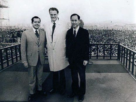 국제CCC 설립자 빌 브라이트 박사(왼쪽), 세계적 전도자 빌리 그래함 목사(가운데), 한국CCC 설립자 김준곤 목사(오른쪽)가 '엑스플로 74대회'에서 함께한 모습. /CCC