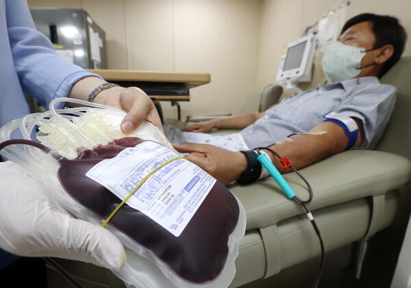 서울 종로구 헌혈의집 광화문센터에서 한 시민이 헌혈을 하고 있다. 우리나라 헌혈인구는 인구 고령화와 저출산, 코로나19 등의 영향으로 2015년 308만명으로 정점을 찍은 뒤 지난해 260만명으로 6년만에 15.5%나 줄어들었다. /연합