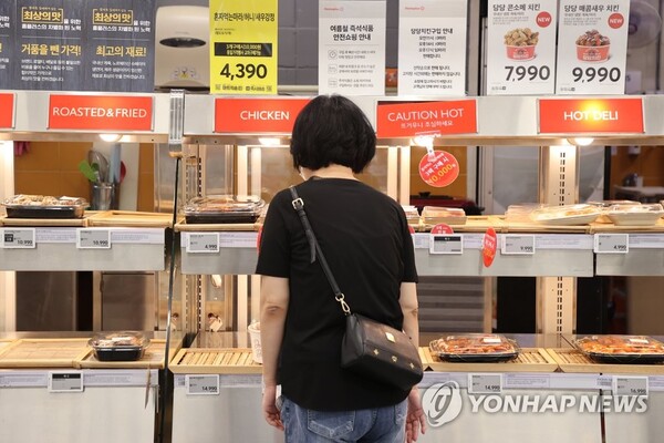 서울 시내 대형마트 즉석조리식품 판매대에서 시민이 장을 보고 있다. /연합
