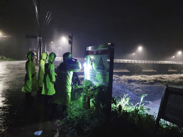 태풍 힌남노가 상륙한 6일 오전 울산시 울주군 언양읍 남천교 아래 하천에서 20대 남성 1명이 물에 빠져 실종됐다. 경찰관들이 수색 작업을 하는 모습. /연합