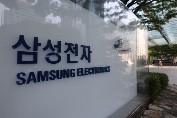 삼성의 하반기 대졸 신입사원 공개채용이 6일 시작했다. 접수는 14일까지 삼성커리어스 홈페이지를 통해 가능하다. 서울 서초구 삼성전자 사옥. /연합