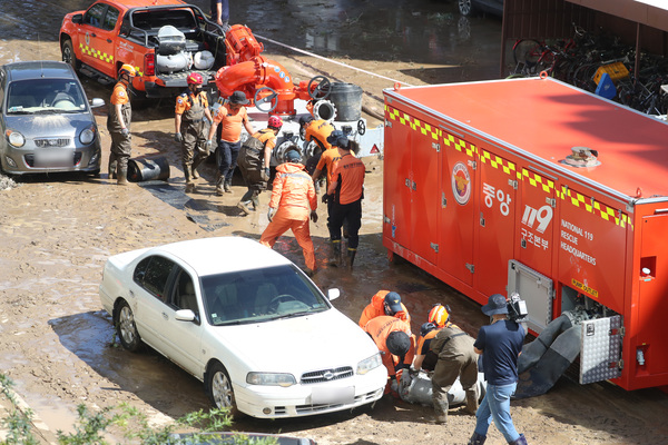 6일 오후 경북 포항시 남구의 한 아파트에서 태풍 ‘힌남노’의 폭우 때 지하 주차장에서 실종된 주민 7명을 찾는 수색작업이 진행되고 있다. /연합