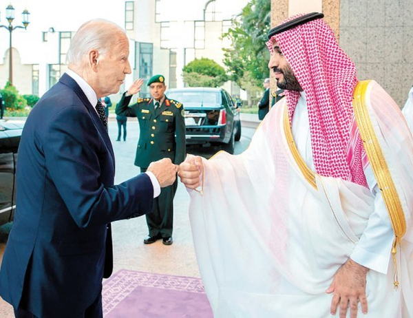 조 바이든 미국 대통령(왼쪽)이 7월 15일 세계 최대 산유국 사우디아라비아를 찾아 실권자 무함마드 빈 살만 왕세자와 ‘주먹 인사’를 하고 있다. /UPI=연합