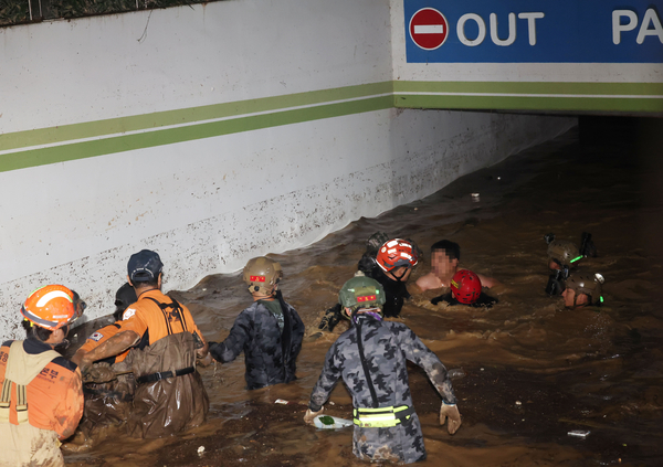 6일 저녁 태풍 ‘힌남노’의 폭우로 잠긴 경북 포항시 남구의 한 아파트 지하 주차장에서 소방·군 관계자들이 실종된 주민을 구조하고 있다. /연합