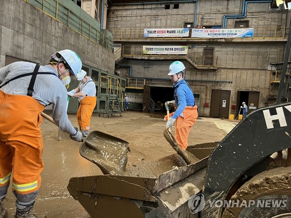 포항제철소 및 협력사 임직원들이 제11호 태풍 '힌남노' 피해 복구에 총력을 다하고 있다고 포스코가 7일 밝혔다. 사진은 포항제철소 연주공장에서 진흙을 퍼내고 있는 직원들. /연합