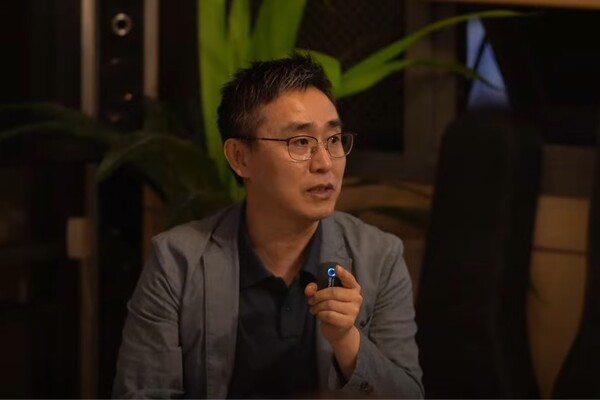 5일 모임에서 브리핑중인 김덕영 영화감독. 그는 "북송된 재일동포들은 일본 정부와 지식인 집단, 그리고 북한 정부에 의해 기만당한 것”이라고 말했다. /유튜브 영상 캡처