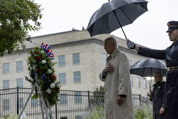 조 바이든 미국 대통령이 11일(현지시간) 버지니아 주 알링턴에 있는 9·11 국립 국방기념관에서 헌화식에 참석하고 있다. /AFP=연합