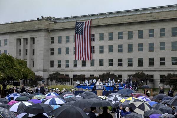 조 바이든 미국 대통령이 9·11 테러 21주년인 11일(현지시간) 워싱턴DC 인근 국방부 건물(펜타곤) 앞에서 열린 추모 행사에서 연설하고 있다. /AFP=연합