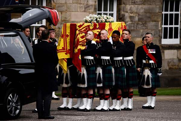 에든버러 홀리우드 궁전 도착한 엘리자베스 2세 여왕의 운구 행렬, 고인은 11일(현지시간) 마지막까지 머물렀던 스코틀랜드 동북부 밸모럴성을 떠나 영면을 위한 여정에 올랐다. /AFP=연합