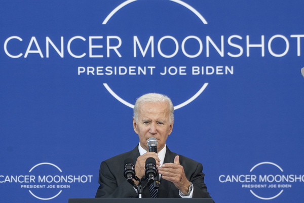 조 바이든 미국 대통령이 12일(현지시간) 매사추세츠주 보스턴의 JFK 도서관 내 박물관 연설에서 암 종식을 목표로 한 ‘암 문샷’(cancer moonshot)을 언급하고 있다. 2월엔 향후 25년간 미국 내 암 사망률을 최소 절반으로 줄이겠다는 목표를 제시한 바 있다. 이번 연설은 존 F. 케네디 전 대통령의 달 탐사프로젝트 ‘문샷’연설 60주년을 맞아 열렸다. /EPA=연합