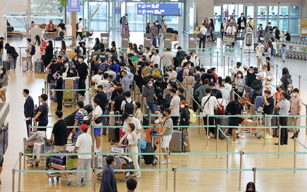 입국 전 코로나19 검사 의무가 폐지되면서 해외여행 예약이 증가하고 있는 14일 인천국제공항 1터미널 출국장에서 여행객들이 탑승 수속을 위해 기다리고 있다. /연합