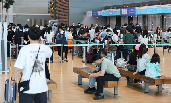 입국 전 코로나19 검사 의무가 폐지되면서 해외여행 예약이 증가하고 있는 14일 인천국제공항 2터미널 출국장에서 여행객들이 탑승 수속을 위해 기다리고 있다. /연합