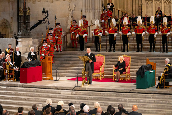 영국의 새 국왕 찰스 3세가 12일(현지시간) 런던 웨스트민스터 궁전 내 웨스트민스터 홀에서 상·하원 의원들의 조문을 받은 뒤 연설하고 있다. 그는 연설을 통해 "사심 없는 직무수행"을 약속했다. /연합