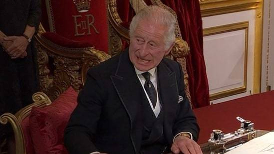찰스 3세가 지난 10일 세인트 제임스 궁에서 열린 즉위식 당시 책상 위에 놓인 물건을 치우라며 짜증내는 모습. /트위터 캡처
