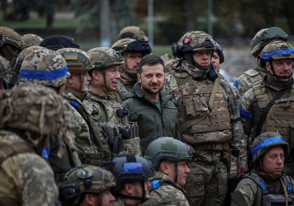 볼로디미르 젤렌스키 우크라이나 대통령이 14일(현지시간) 러시아군으로부터 탈환한 하르키우주 이지움을 방문해 병사들과 함께 사진을 촬영하고 있다. /로이터=연합