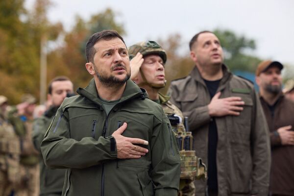 최근 우크라이나가 동북부 하르키우州의 이지움을 탈환했다. 볼로디미르 젤렌스키 대통령이 14일(현지시간) 이지움을 방문해 군인들을 격려했다. /AFP=연합