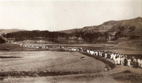 베델의 장례식. 1909년 5월 2일 거행된 어니스트 토머스 베델의 장례식에서 수많은 조문객이 서울 양화진 외국인묘지로 향하는 베델의 상여를 따르고 있다. 영국 ‘데일리메일’ 기자였던 프레더릭 아서 매켄지(1869~1931)가 촬영했다.