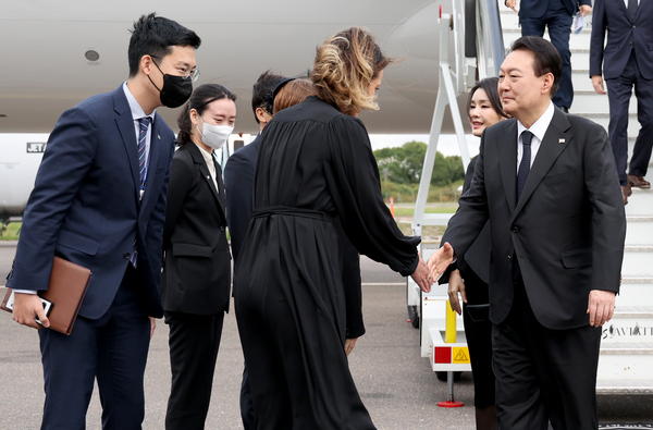 윤석열 대통령과 부인 김건희 여사가 18일(현지시간) 영국 런던 스탠스테드공항에 도착해 관계자들의 영접을 받고 있다. /연합