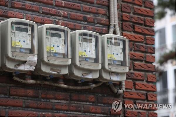 다음달 전기요금과 가스요금이 당초 예정된 인상분보다 더 큰 폭으로 오를 것으로 보인다. 사진은 서울의 한 주택가 전력량계 모습. /연합