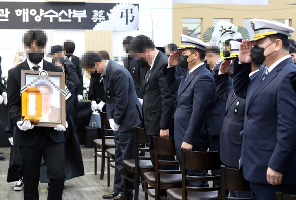 서해상에서 북한군에 피살된 고(故) 이대준 주무관의 영결식이 22일 오전 전남 목포 한 장례식장에서 해양수산부장(葬)으로 엄수돼 유가족이 영정을 운구하고 있다. /연합