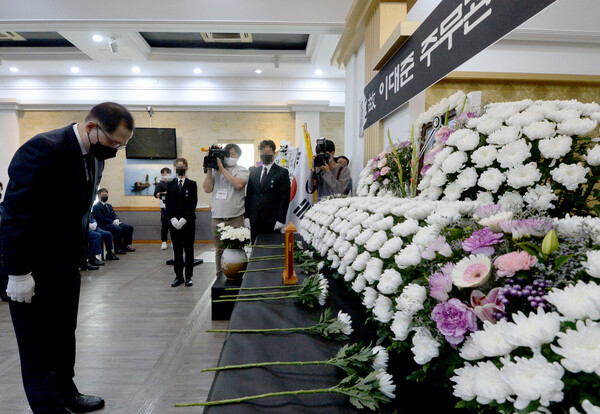 서해상에서 북한군에 피살된 고(故) 이대준 주무관의 영결식이 22일 오전 전남 목포 한 장례식장에서 해양수산부장(葬)으로 엄수되고 있다. 사진은 조승환 해양수산부 장관이 묵념하는 모습. /연합