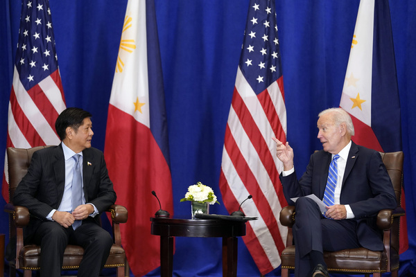 조 바이든 미국 대통령(오른쪽)과 페르디난드 마르코스 필리핀 대통령이 22일(현지시간) 미국 뉴욕에서 정상회담을 했다. 두 정상은 남중국해 상황에 관해 이야기를 나누고 양국 동맹의 중요성을 상기했다. 필리핀은 1992년 미순철수를 강행한 바 있다. /AP=연합