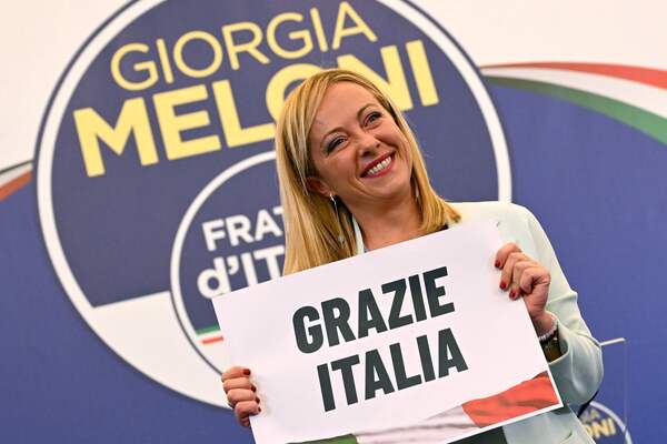 이탈리아형제들(Fdl)의 대표이자 유력 차기 총리 후보 조르자 멜로니가 26일(현지시간) 총선승리 후 로마의 Fdl 본부에서 연설한 뒤 ‘고마워요. 이탈리아’(Grazie Italy)라는 플래카드를 들고 있다. /AFP=연합