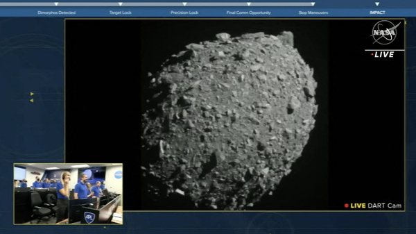 DART 우주선이 소행성 ‘디모르포스’와 충돌하기 직전 미 항공우주국(NASA)으로 실시간 전송한 동영상의 캡처. /NASA