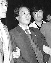 1989년 6월 북한에 밀입국해 이적행위를 한 혐의로 당시 평민당 소속 국회의원 서경원이 서울 중부경찰서에 수감되고 있다.