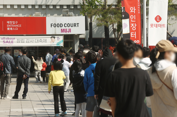 지난 4월 오전 서울 시내 한 대형마트 앞에서 시민들이 포켓몬빵을 구매하기 위해 매장 오픈을 기다리고 있다. /연합