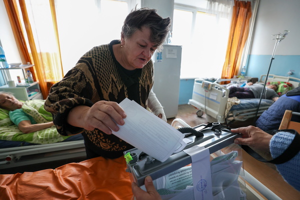 26일(현지시간) 러시아군이 점령한 우크라이나 동부 도네츠크의 한 병원에서 한 시민이 ‘투명한 투표함’에 ‘접히지 않은 투표용지’를 넣고 있다. 러시아는 우크라이나 내 점령지인 도네츠크·루한스크·자포리자·헤르손 지역을 대상으로 주민투표를 진행 중이다(23~27일). 국제사회는 투표 강요 및 조작에 의한 ‘가짜투표’라며 비난하고 있다. /타스=연합