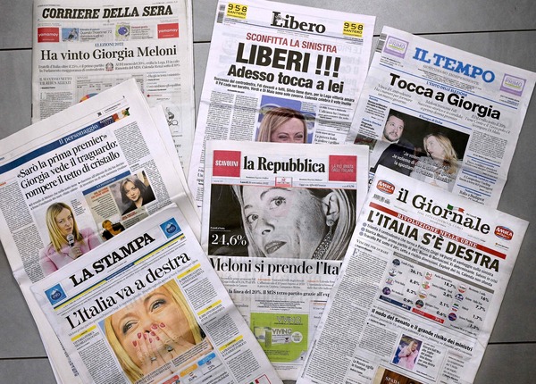 멜로니 Fdl대표 사진으로 도배한 이탈리아 일간지들. 이탈리아 총선 다음날인 26일(현지시간) 일약 제1당으로 부상한 이탈리아형제들(Fdl)의 조르자 멜로니 대표의 사진이 일간지 1면을 장식하고 있다. /AFP=연합