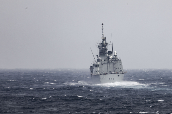 대만해협 나란히 통과하는 미·캐나다 해군 함정. 캐나다 해군 소속의 호위함 밴쿠버(HMCS Vancouver)가 20일 미국 해군 소속 유도미사일 구축함 히긴스(USS Higgins)와 함께 대만해협을 통과하고 있다. /미 해군