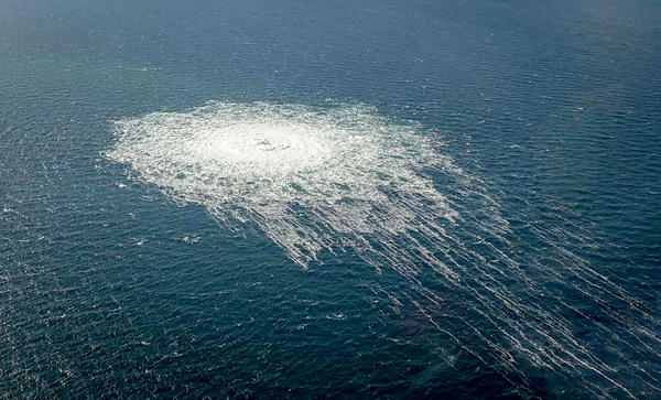 27일(현지시간) 북유럽 발트해의 노르트스트림 2 해저 가스관 가스 유출 모습을 덴마크의 보른홀름섬에서 발진한 F-16 전투기가 촬영한 사진. /덴마크 방위사령부·연합