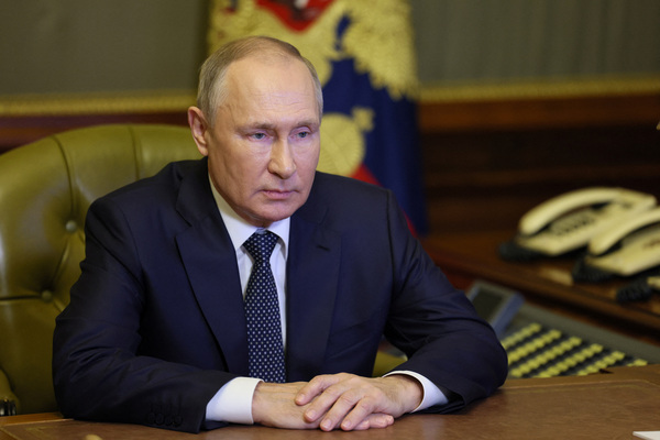 10일(현지시간) 블라디미르 푸틴 러시아 대통령이 화상으로 안전보장이사회 회의에 참석하고 있다. 그는 이날 우크라이나 키이우 등지의 미사일 공격 사실을 인정하며, 전날 발생한 크림대교 공격에 대한 보복이었음을 밝혔다. /로이터=연합
