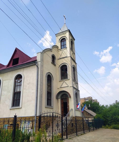 러시아 점령 당국은 리시찬스크 기독교 센터 건물을 몰수한 뒤, 건물 전면에 러시아 국기와 루한스크 인민공화국 국기를 게양했다. /VOMK