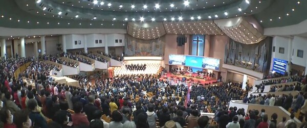 12일 제26차 세계오순절대회 개회 예배에는 1만2000여 명이 참석했다. /유튜브 영상 캡처