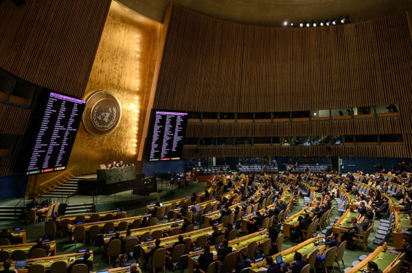 12일(현지시간) 미국 뉴욕 유엔본부에서 열린 긴급특별총회에서 회원국들이 러시아 규탄 결의를 채택하고 있다. /AFP=연합