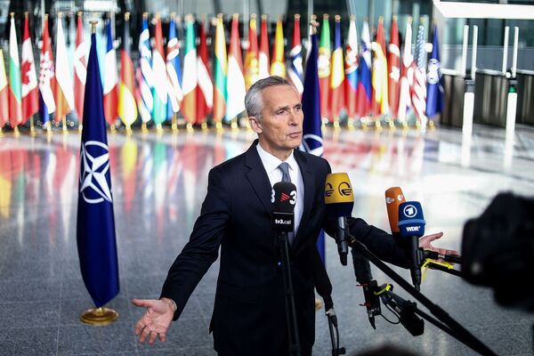 옌스 스톨텐베르그 북대서양조약기구(NATO·나토) 사무총장이 12일(현지시간) 나토 국방장관 회의가 열리는 벨기에 브뤼셀의 나토 본부에서 취재진을 만나고 있다. /AFP=연합