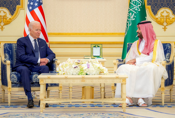 7월 15일 바이든 대통령이 사우디아라비아 수도 리야드의 알살만 궁전에서 실권자 무하마드 빈 살만 왕세자를 만났다. 사실상 석유증산을 요청하러 간 방문이었으나 빈손으로 돌아오는 수모를 겪었다. 사우디 왕궁 제공. /로이터=연합