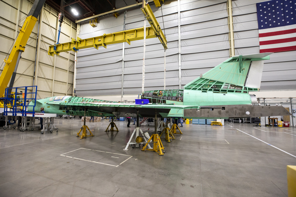 미국 캘리포니아주에 위치한 록히드마틴의 기술혁신조직 ‘스컹크웍스’의 시설에서 조립 중인 ‘X-59’ 시험기. 록히드마틴은 연내 비행성능과 안전성을 검증하기 위한 기초 비행시험에 착수할 예정이다. /록히드 마틴