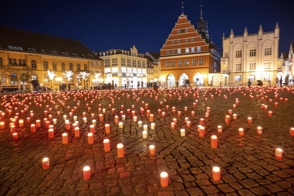올 1월 독일 북동부 그라이프스발트의 시장 광장에 밝혀진 코로나19 희생자 추모 촛불. 독일은 현재까지 3460만명이 확진됐으며 이중 0.4%인 15만1400여명이 숨졌다. /연합