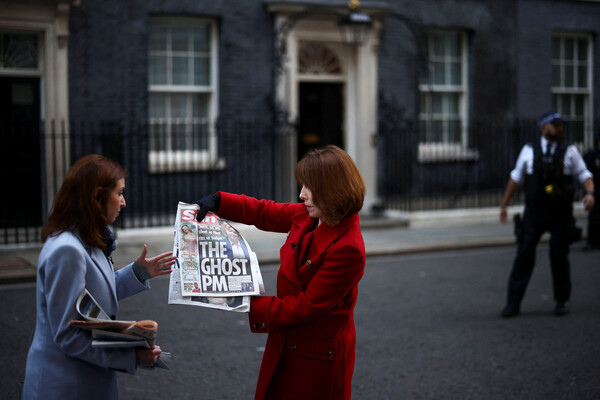 18일(현지시간) 영국 런던의 총리집무실인 다우닝가 10번지 앞에서 TV리포터들이 이날 발간된 영국 일간 '더 선'(The Sun)을 들고 있다. 신문 1면에는 리즈 트러스 총리 사진과 함께 '유령 총리'(The Ghost PM)라는 표현이 있다. 트러스 총리는 지난달 보리스 존슨 전 총리의 뒤를 이어 취임했으나, 허술한 감세정책 등으로 지지율이 하락하며 정치적 위기를 겪고 있다. /AFP=연합