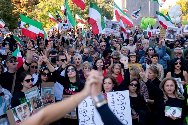 ‘히잡 의문사’ 규탄하는 이란 여성들. /AFP=연합