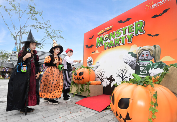 지난달 28일 오전 강원 춘천시 레고랜드에서 어린이들이 '핼러윈 몬스터 파티'(Halloween Monster Party)를 즐기고 있다. /연합