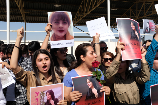 히잡을 제대로 쓰지 않은 이유로 경찰에 끌려가 사흘만에 숨진 마흐사 아미니(22)의 사망 40일째인 26일(현지시간) 이란에서 대규모 시위가 벌어지고 있다. 사진은 지난달 24일 이라크 이르빌 UN본부 앞에서 시위하는 여성들 모습. /AP=연합