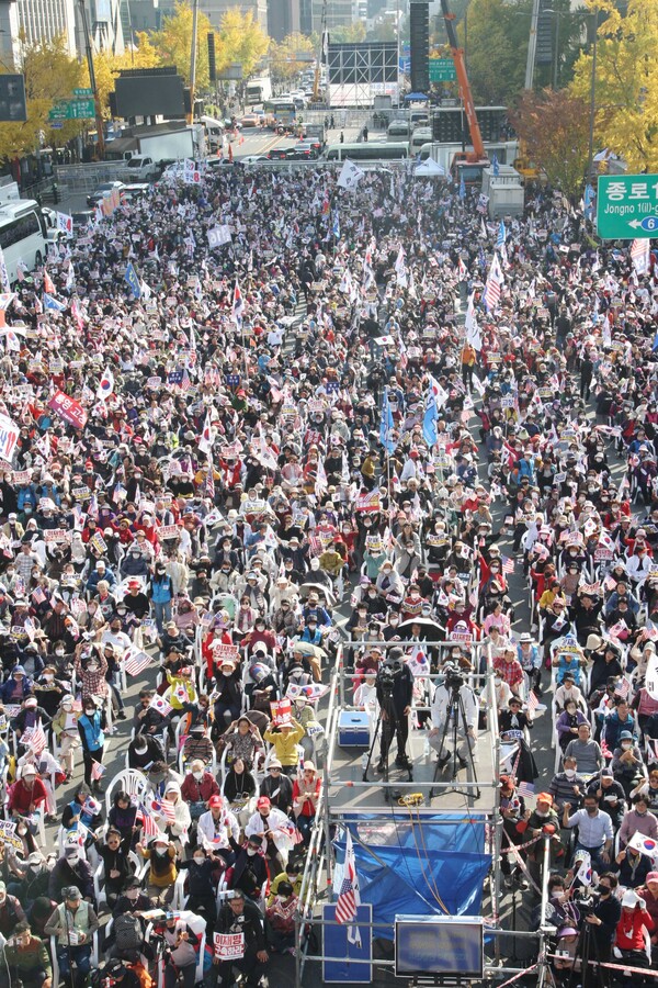 29일 광화문 이승만 광장에서 열린 ‘자유통일을 위한 1000서명 국민대회’에 참석한 애국 시민들의 모습. /김석구 기자