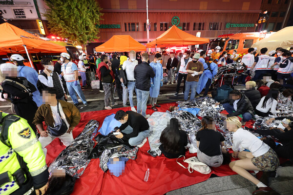 지난 29일 발생한 서울 용산구 이태원 핼러윈 인명사고에서 구조된 부상자들이 현장 인근에서 치료를 받고 있다. /연합