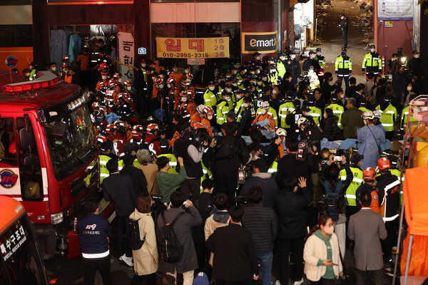 지난 29일 오후 서울 용산구 이태원동 일대에 핼러윈을 맞아 인파가 몰려 사고가 발생했다. 30일 새벽 현장에 급파된 119 구급대원들이 구조활동을 하고 있다. /연합